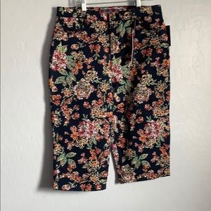 Gloria Vanderbilt floral print shorts